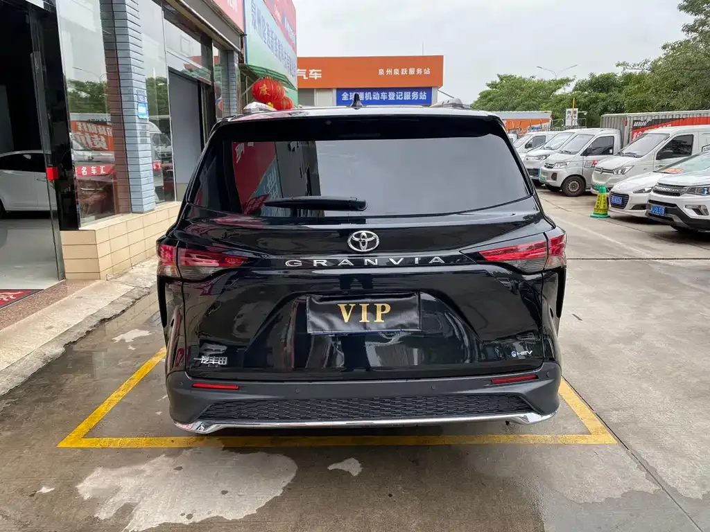 Toyota Granvia — фото 6