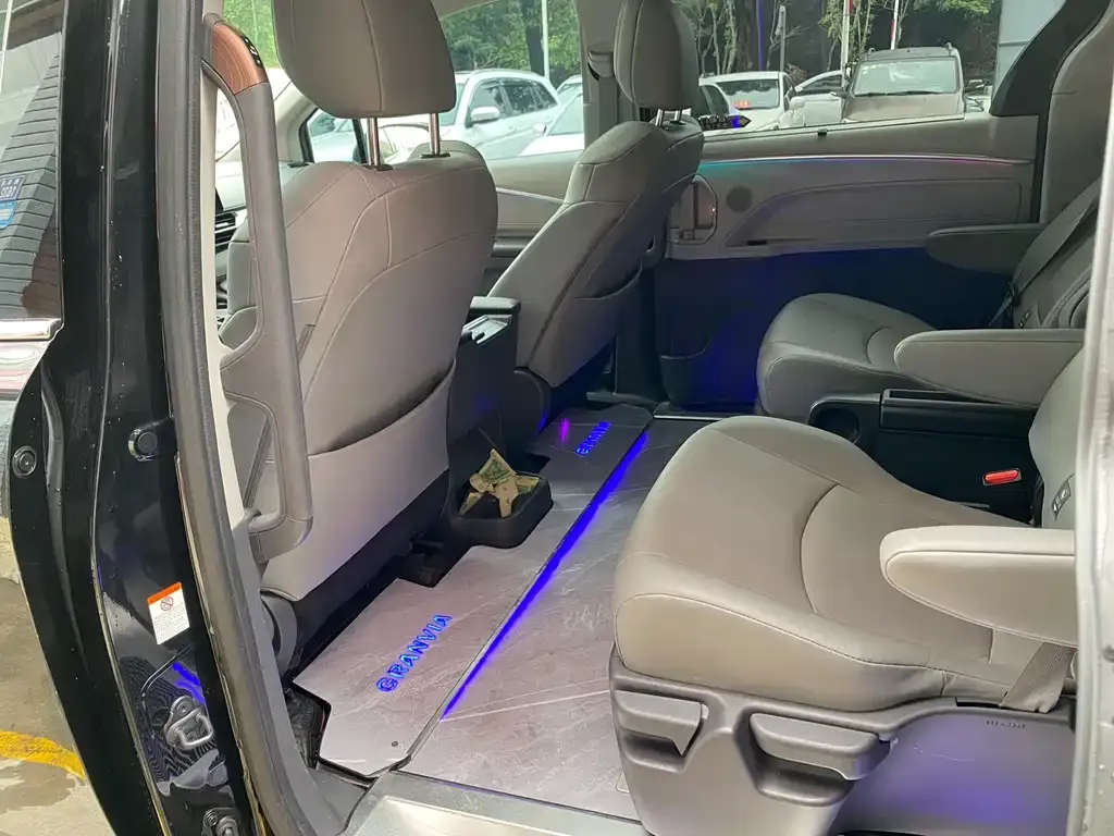Toyota Granvia — фото 2