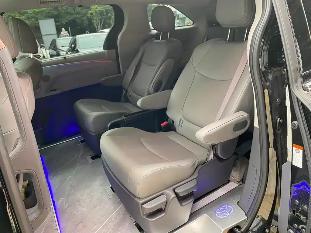 Toyota Granvia — фото 4