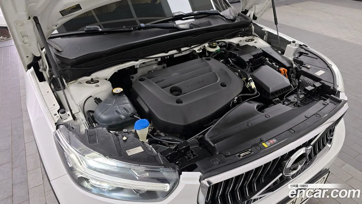 Volvo XC40 — фото 10
