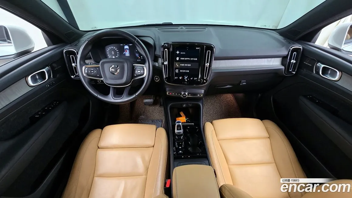 Volvo XC40 — фото 9