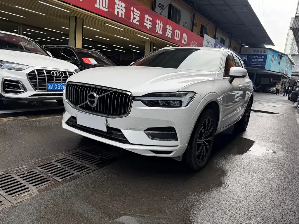 Volvo XC60 — фото 1