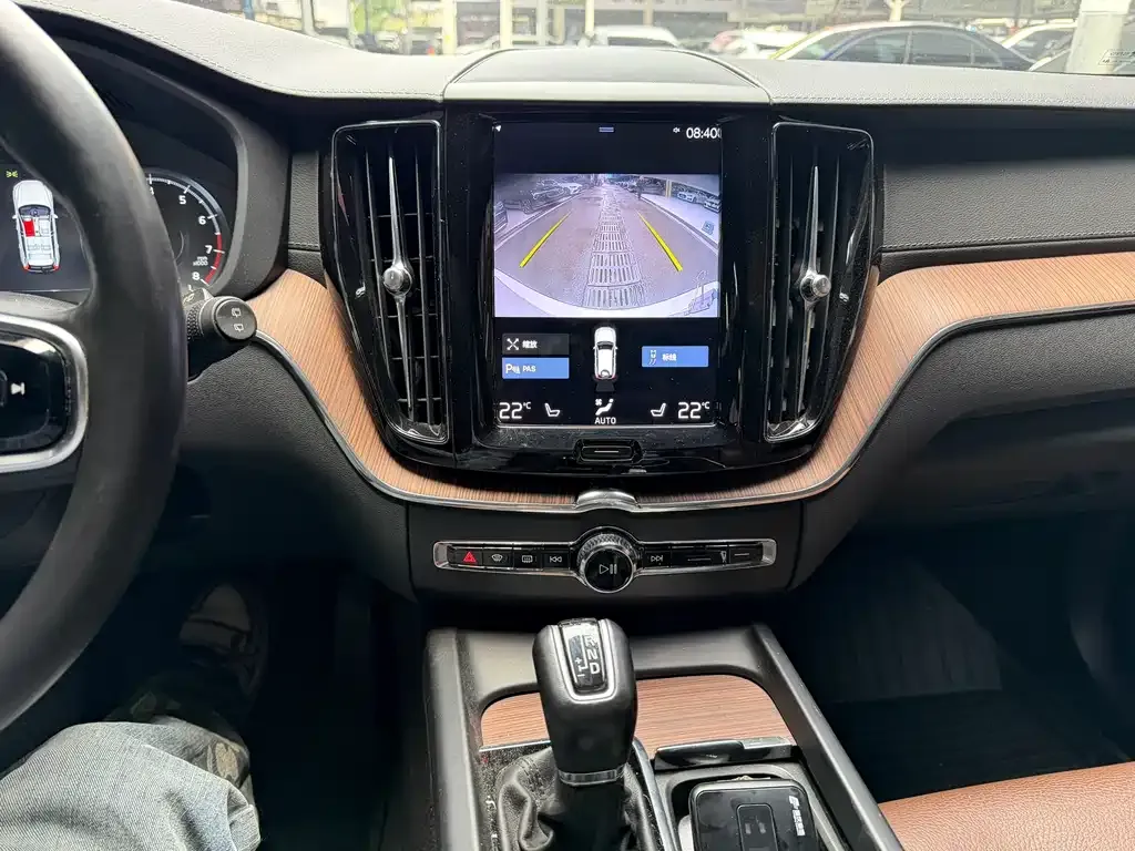 Volvo XC60 — фото 10