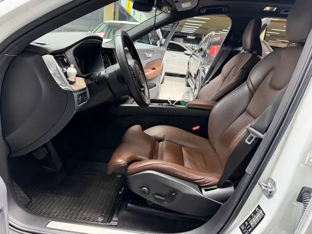 Volvo XC60 — фото 2
