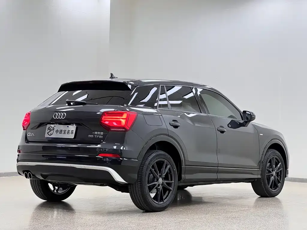 Audi Q2L — фото 10