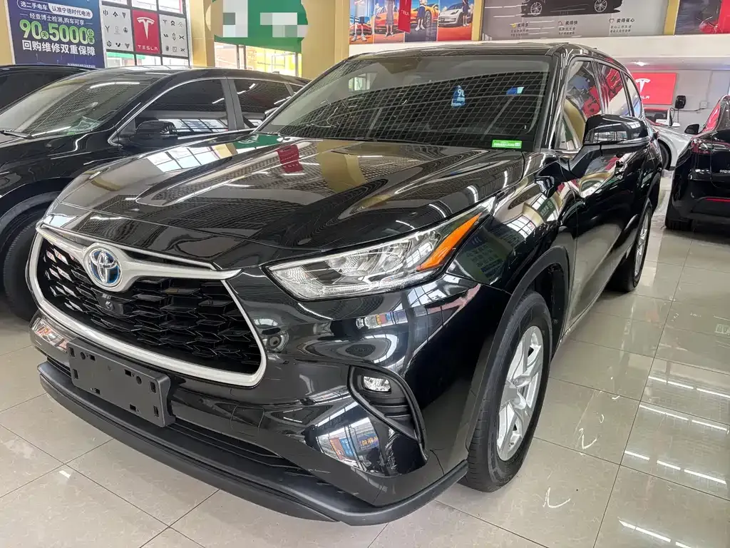 Toyota Highlander — фото 1