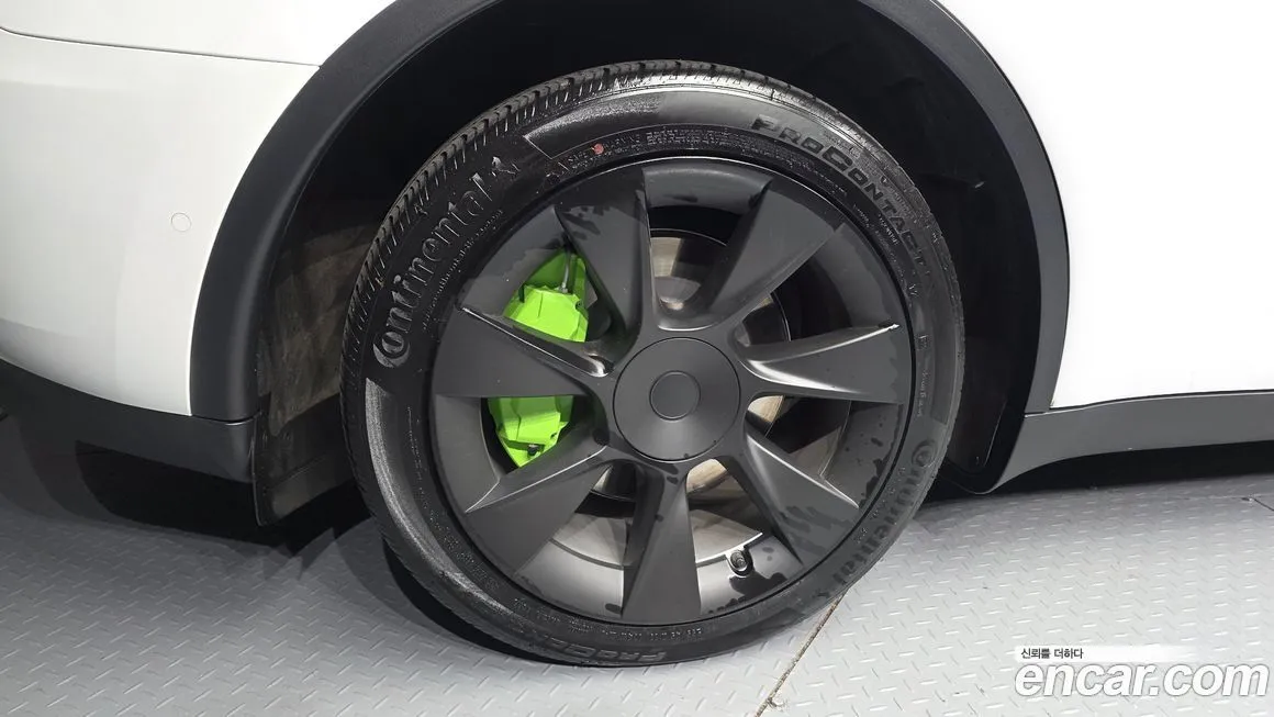 Tesla Model Y — фото 10