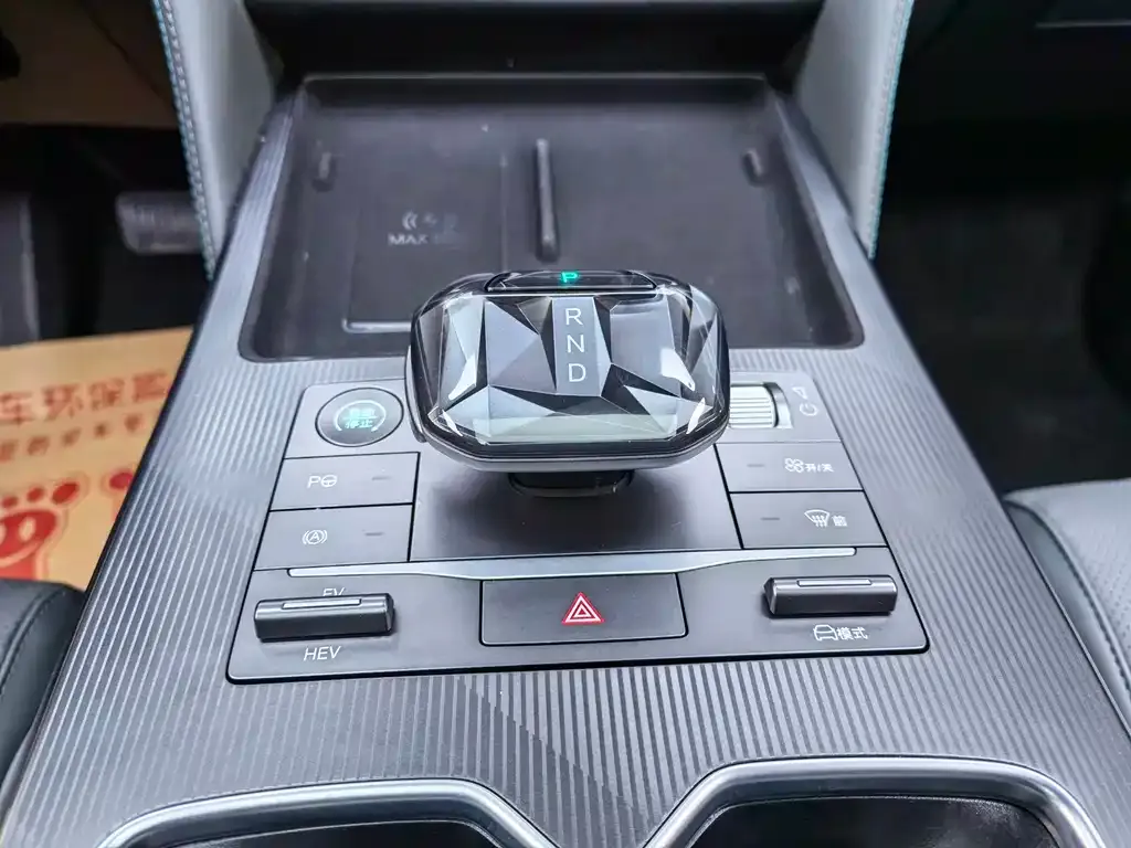 BYD L DM-i — фото 10