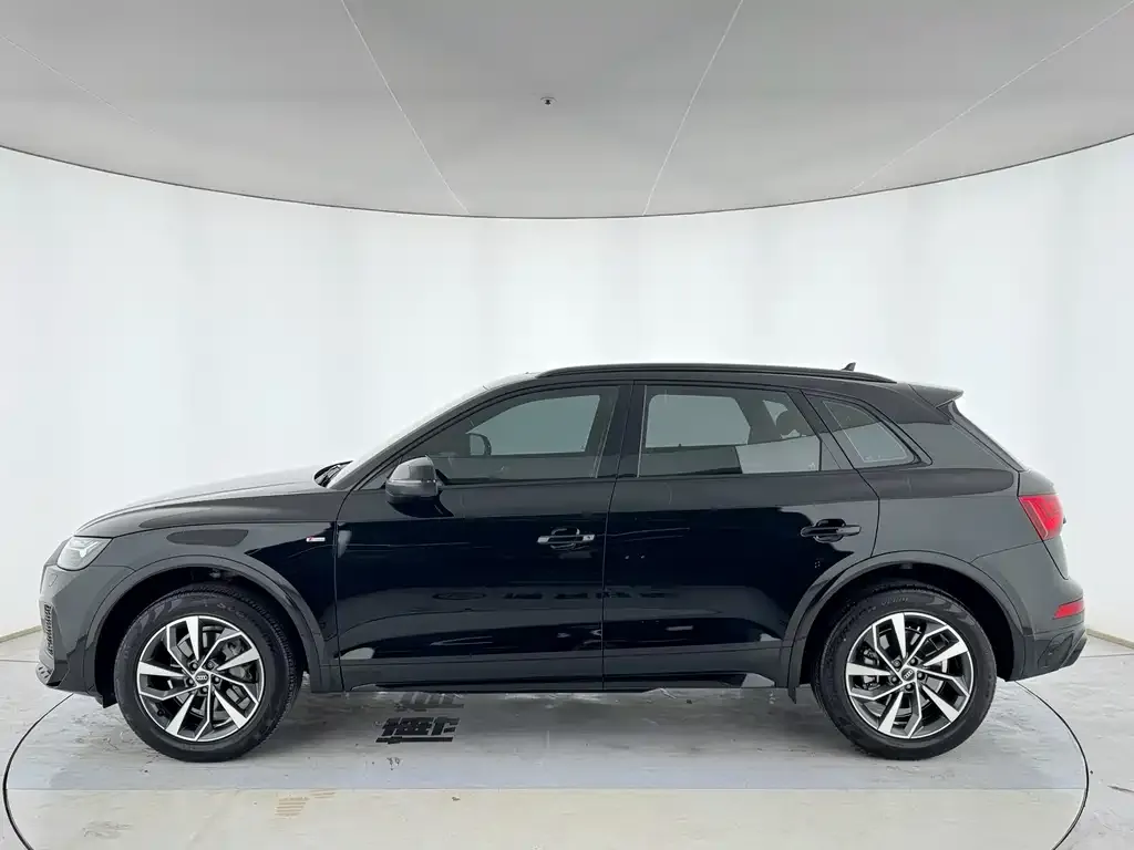 Audi Q5L — фото 10
