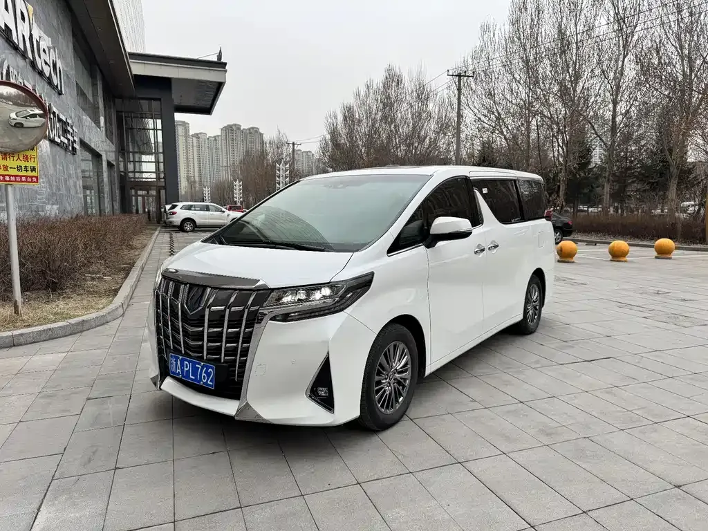 Toyota Alphard — фото 1