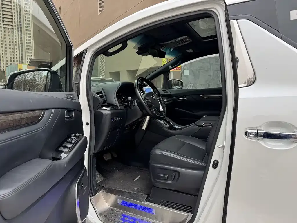 Toyota Alphard — фото 5