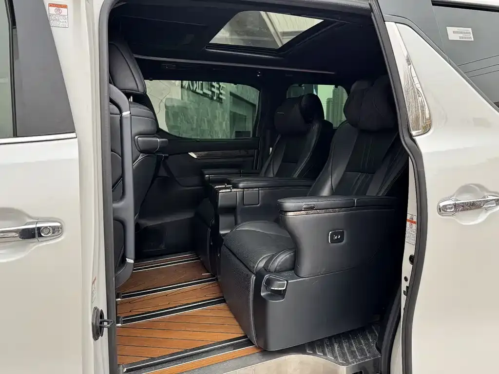 Toyota Alphard — фото 3