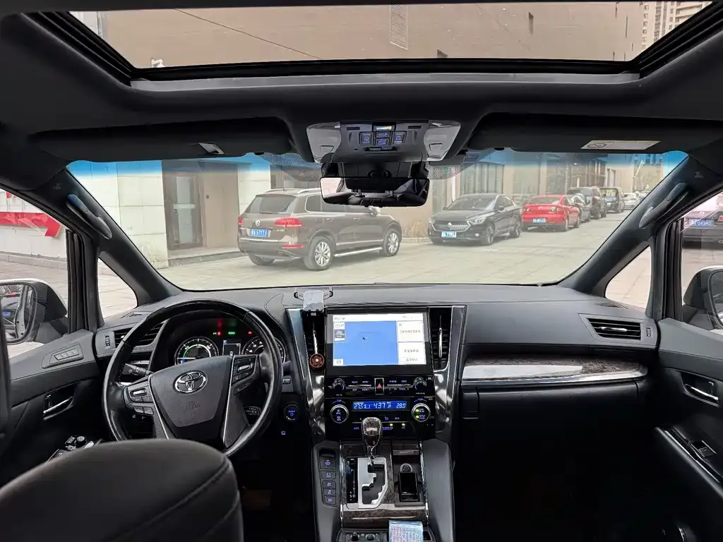 Toyota Alphard — фото 2
