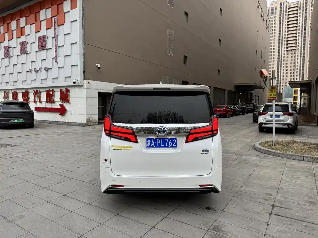 Toyota Alphard — фото 6