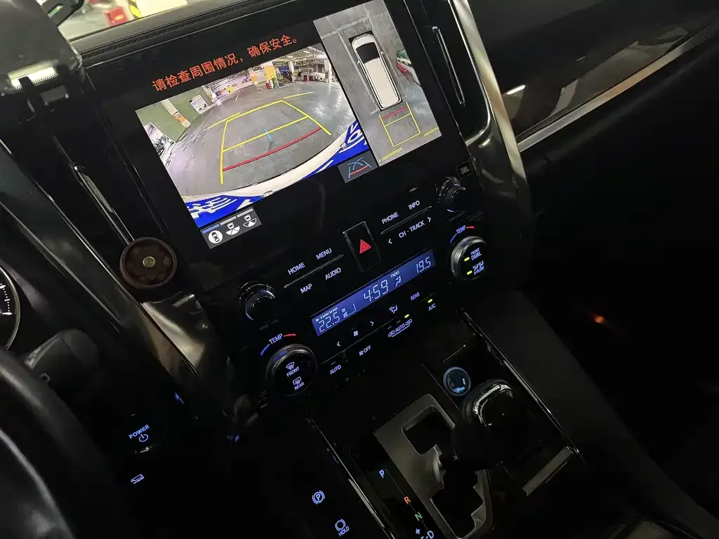 Toyota Alphard — фото 4