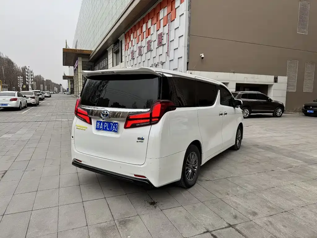 Toyota Alphard — фото 8
