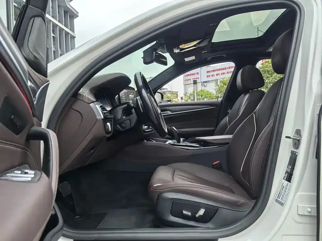 BMW 5 Series 2023 из CN, фото 8