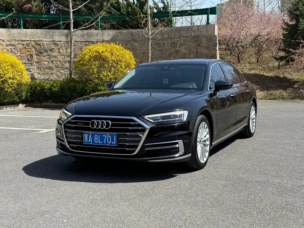 Audi A8 — фото 1