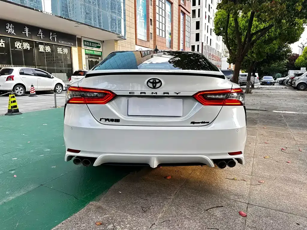 Toyota Camry — фото 10