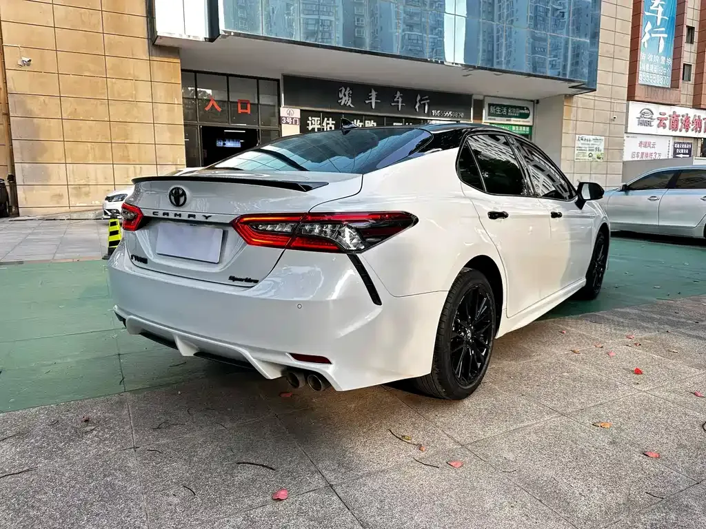 Toyota Camry — фото 9