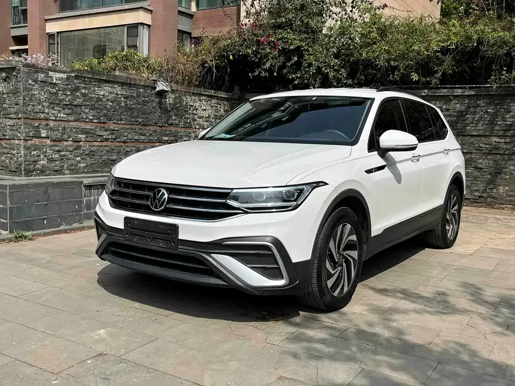 Volkswagen Tiguan L — фото 1