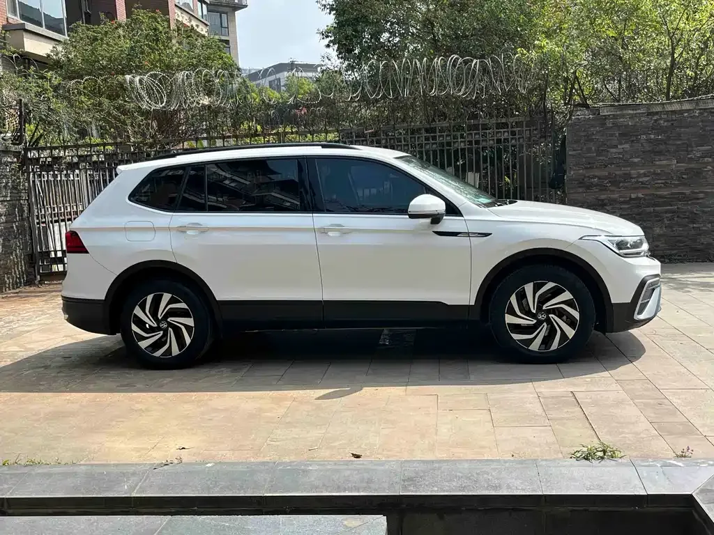 Volkswagen Tiguan L — фото 7