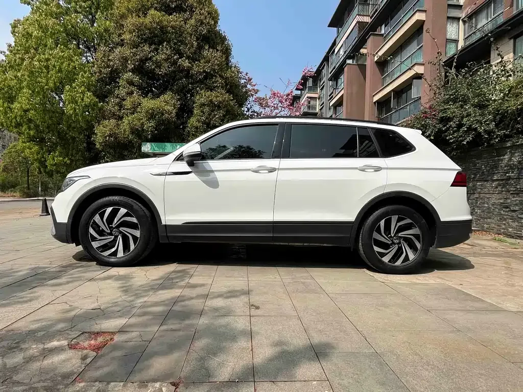 Volkswagen Tiguan L — фото 8