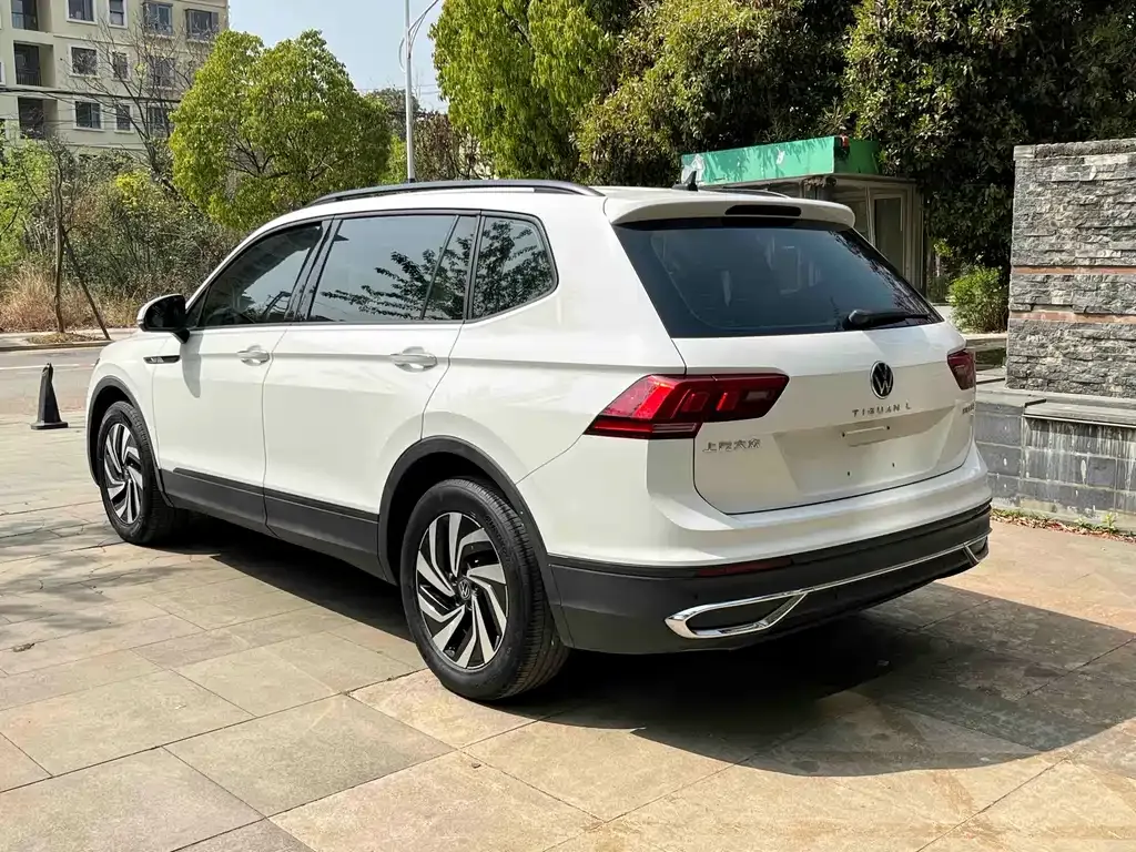 Volkswagen Tiguan L — фото 10