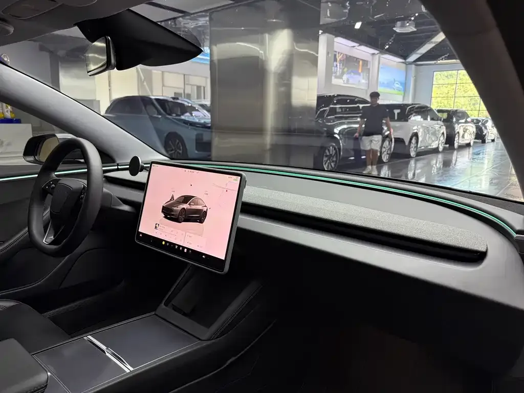 Tesla Model 3 — фото 9