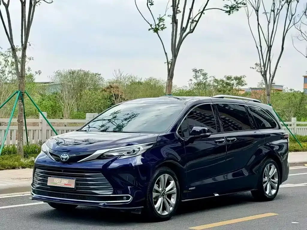 Toyota Sienna — фото 1