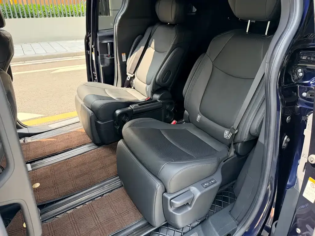 Toyota Sienna — фото 4