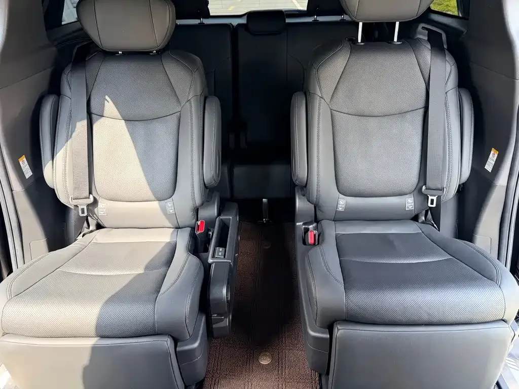 Toyota Sienna — фото 3