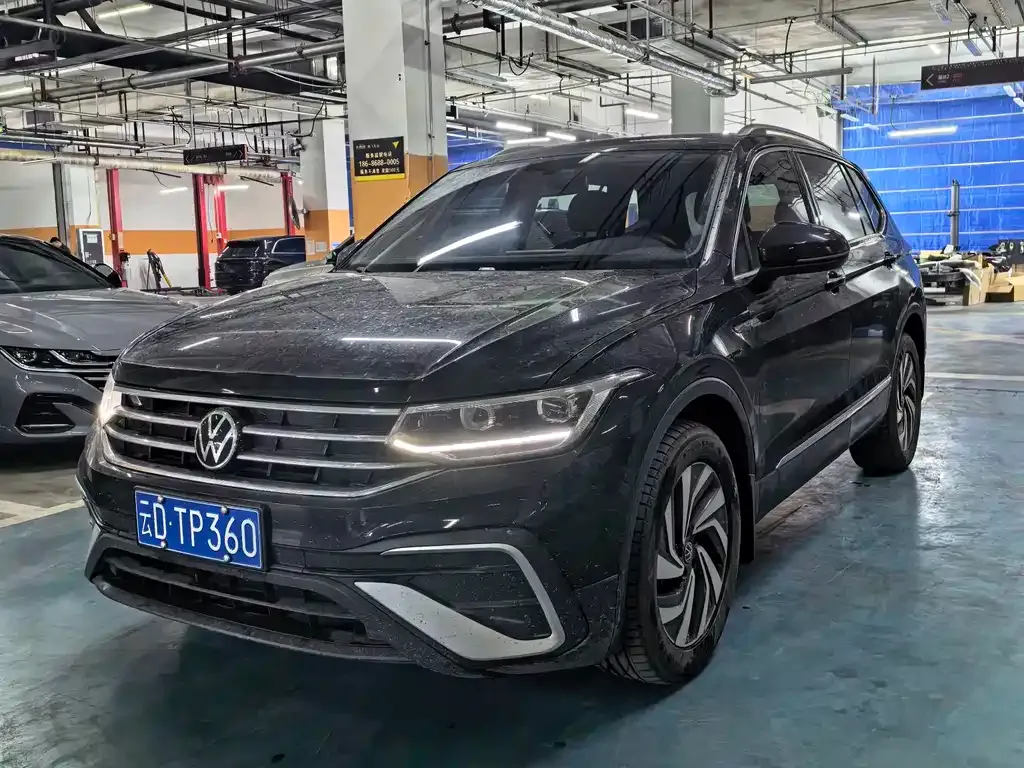 Volkswagen Tiguan L — фото 1