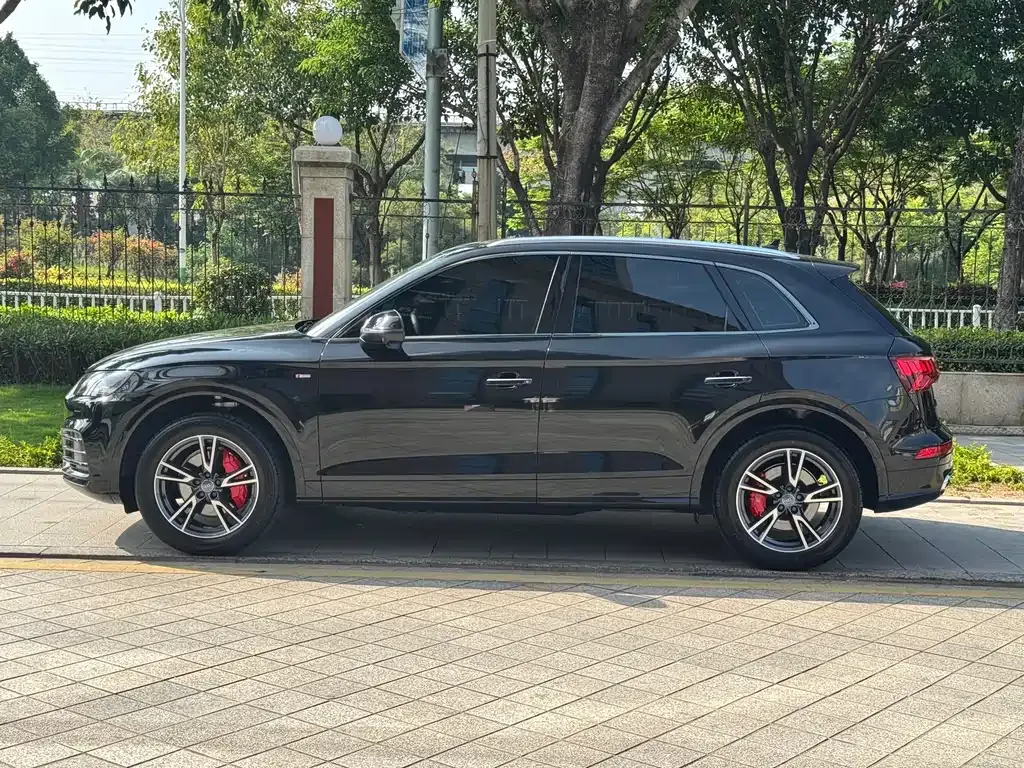 Audi Q5L — фото 9