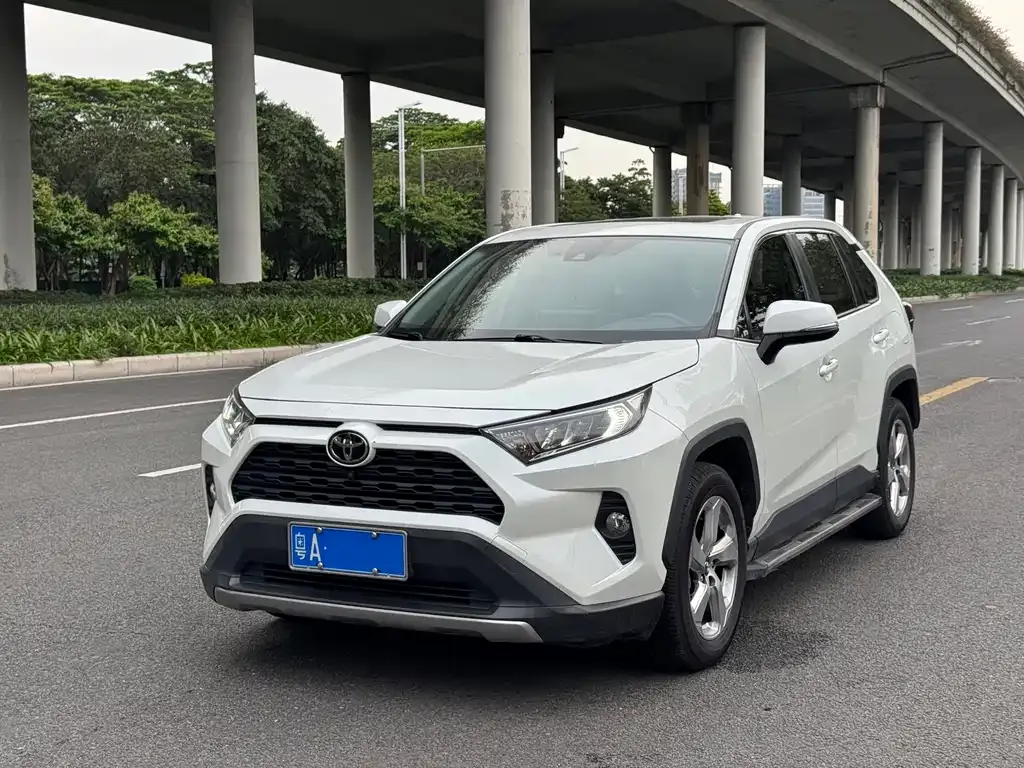 Toyota RAV4 — фото 1