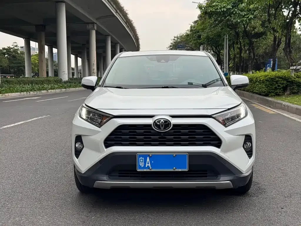 Toyota RAV4 — фото 9