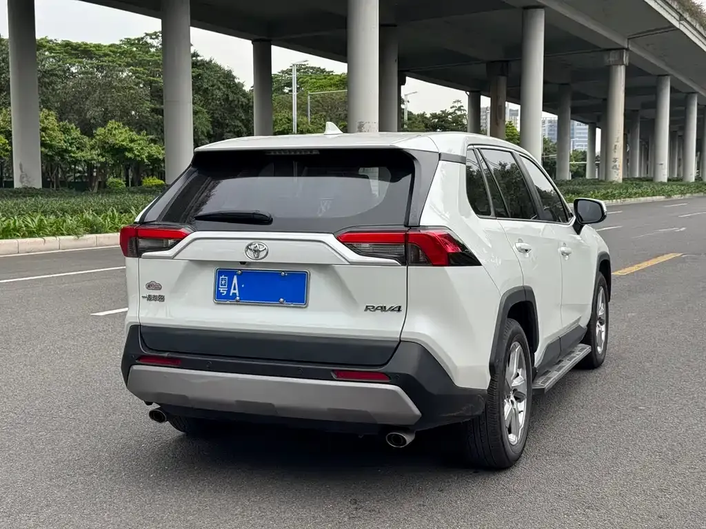 Toyota RAV4 — фото 8
