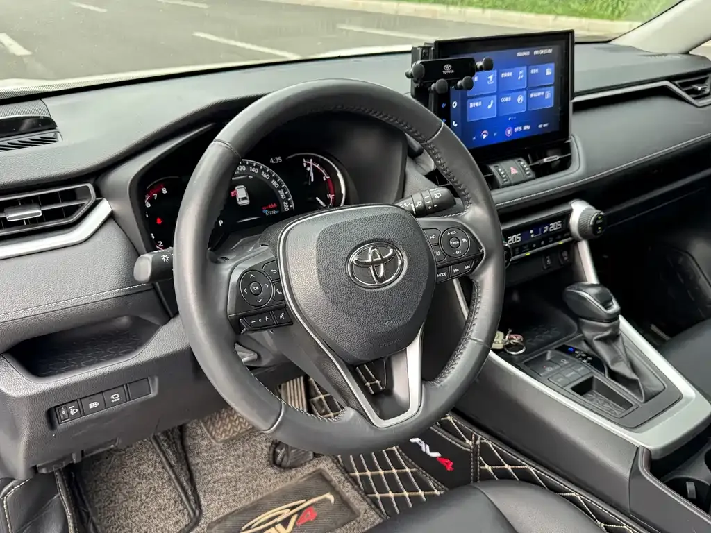 Toyota RAV4 — фото 6