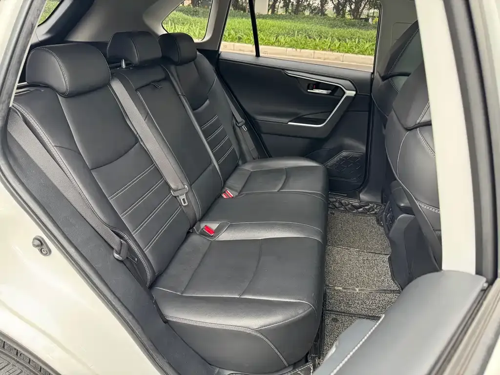 Toyota RAV4 — фото 4