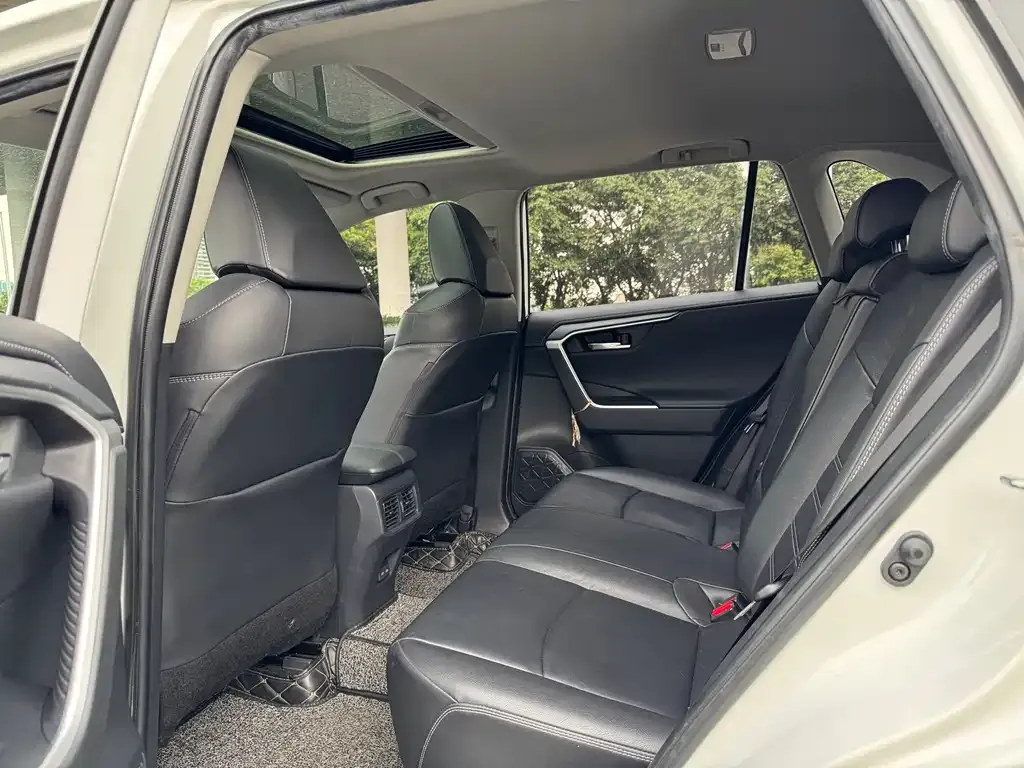 Toyota RAV4 — фото 7