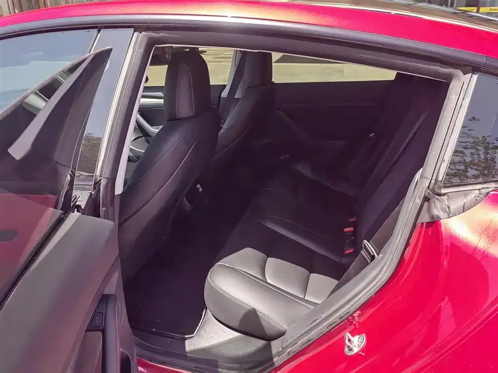 Tesla Model 3 — фото 1