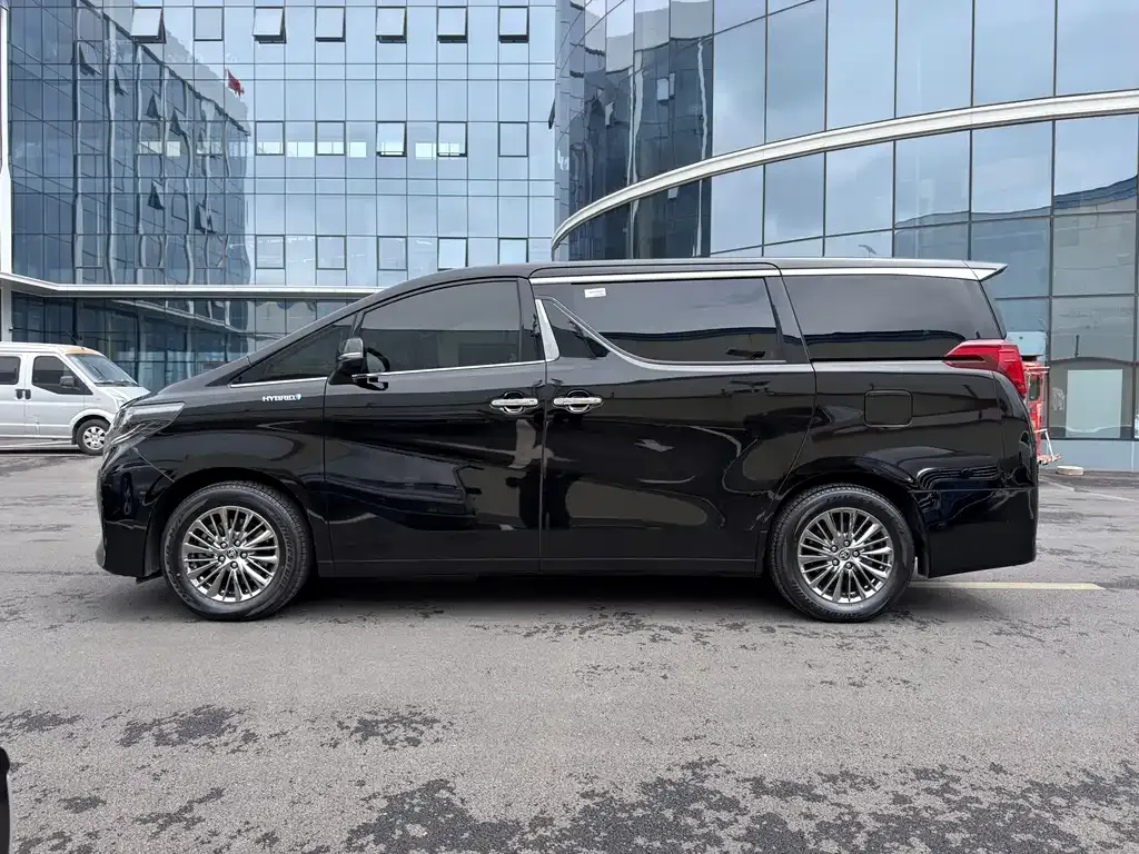 Toyota Alphard — фото 3