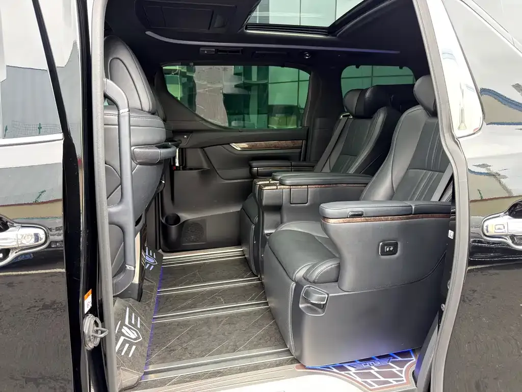 Toyota Alphard — фото 10