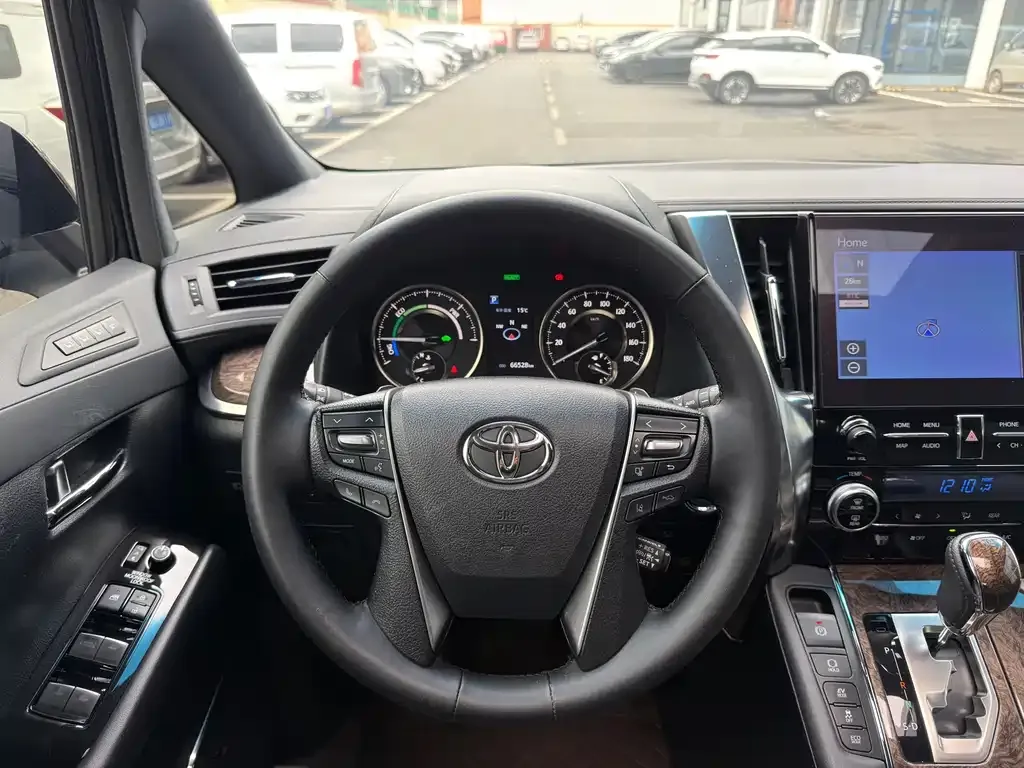 Toyota Alphard — фото 2