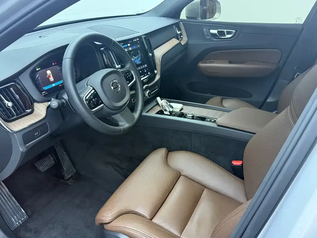 Volvo XC60 — фото 10