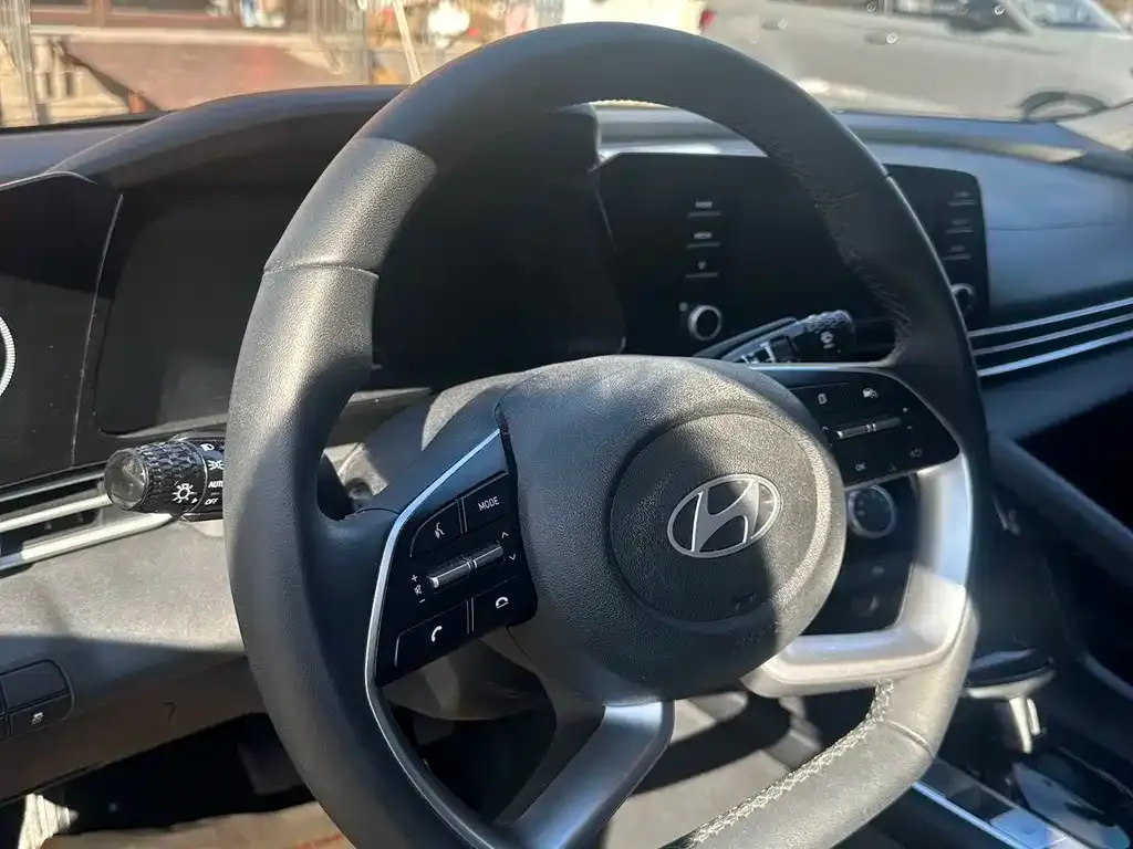 Hyundai Elantra — фото 3