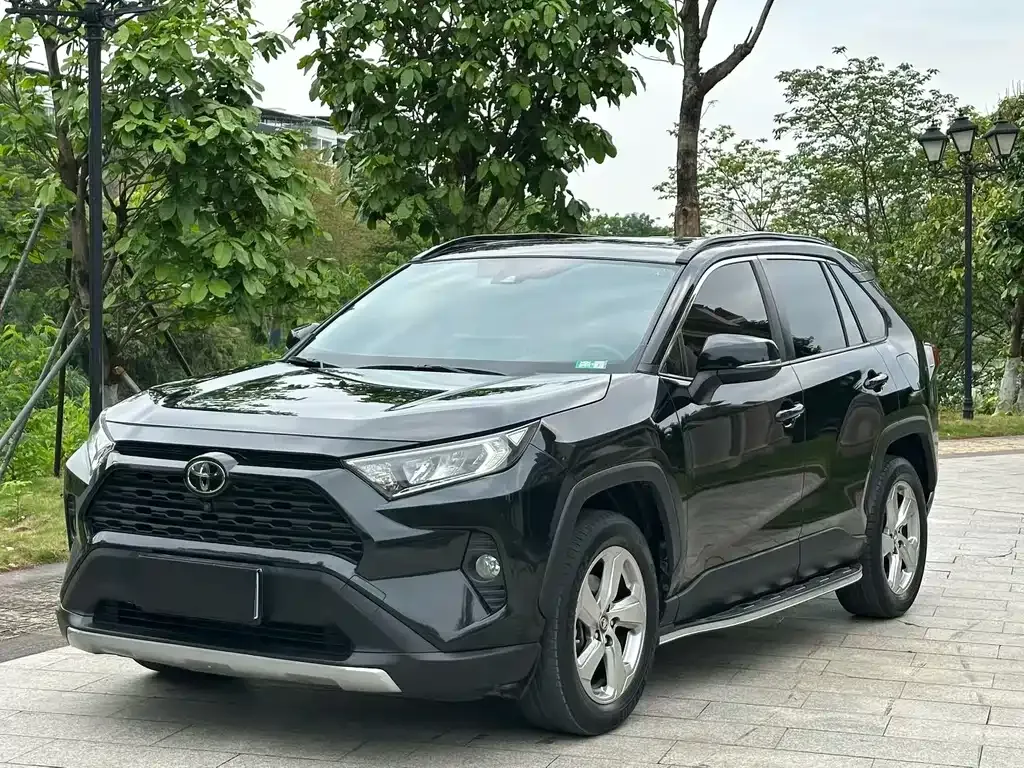 Toyota RAV4 — фото 1