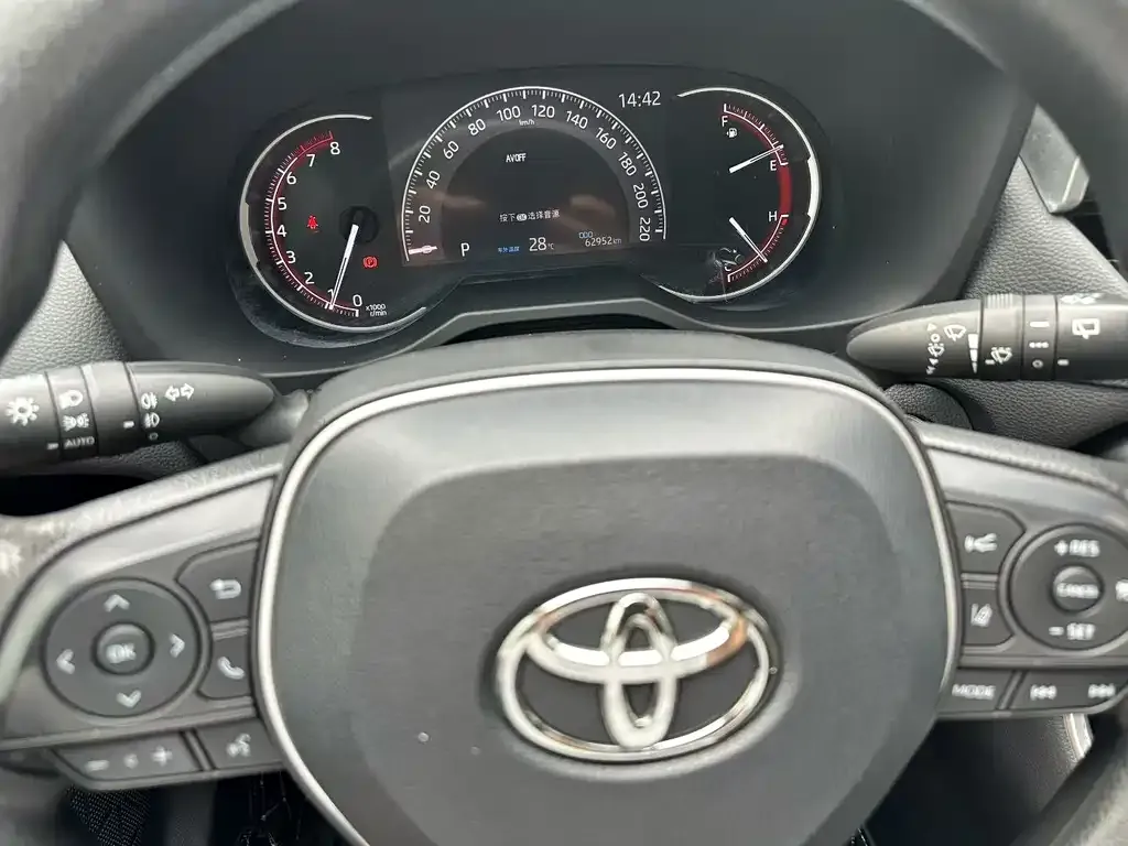 Toyota RAV4 — фото 7