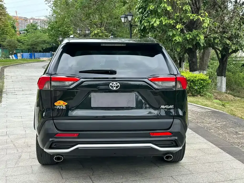 Toyota RAV4 — фото 8