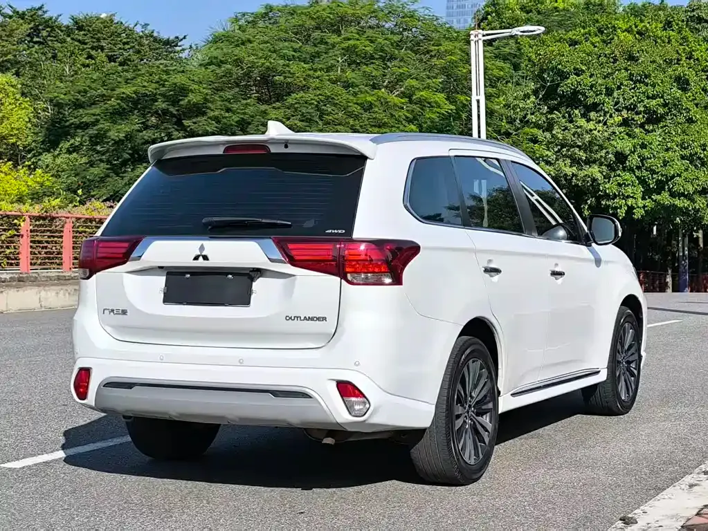 Mitsubishi Outlander — фото 9